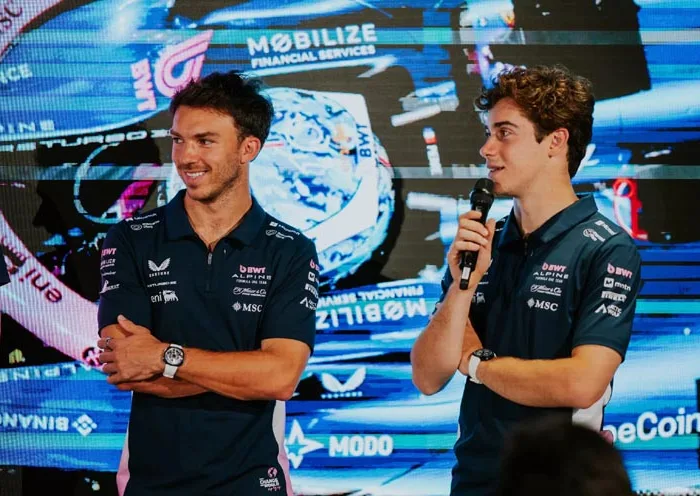 Franco Colapinto y Pierre Gasly en la presentación de H. Moser & Cie.