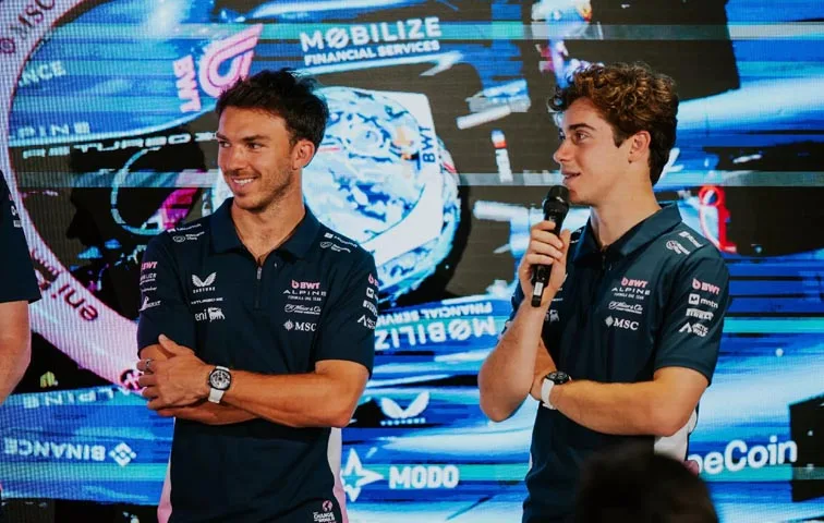 Franco Colapinto y Pierre Gasly en la presentación de H. Moser & Cie.
