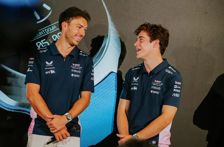 Franco Colapinto y Pierre Gasly en la presentación de H. Moser & Cie.