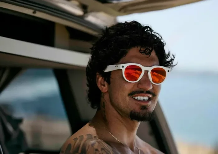Gabriel Medina usando las Oakley Meta HTSN