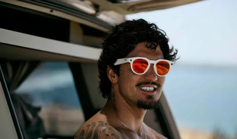 Gabriel Medina usando las Oakley Meta HTSN