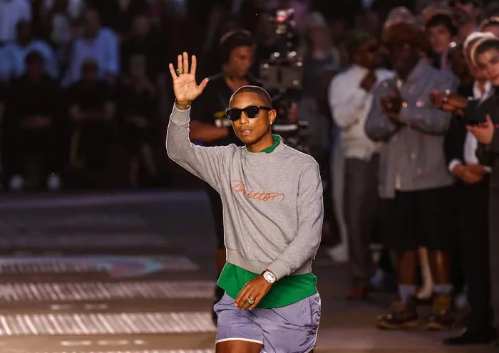 Pharrell Williams saludó después del desfile de Louis Vuitton