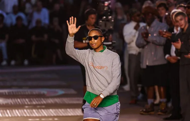 Pharrell Williams saludó después del desfile de Louis Vuitton