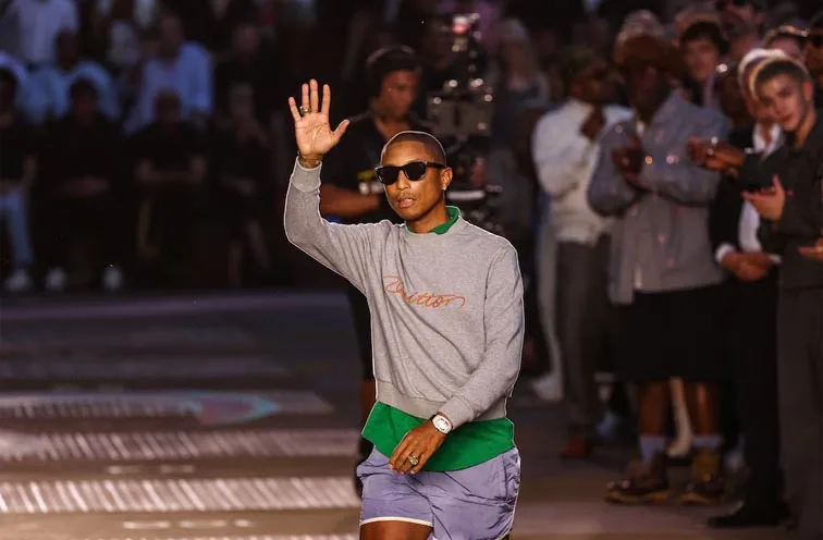 Pharrell Williams saludó después del desfile de Louis Vuitton