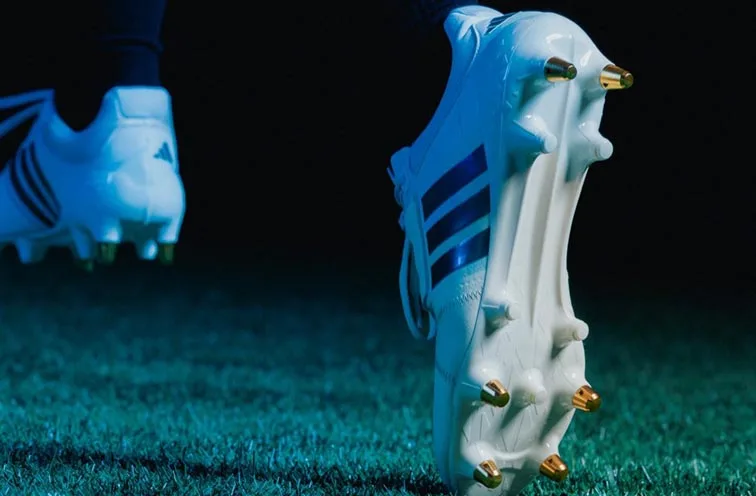 botín adidas específico para mujeres que juegan al rugby