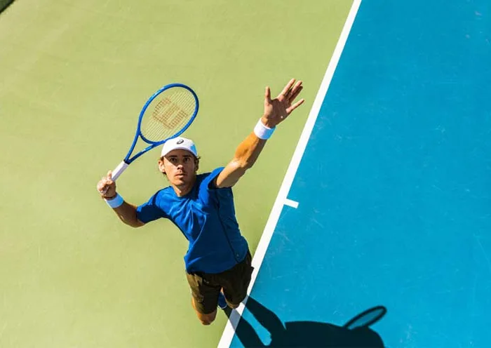 Alex de Minaur para Wilson