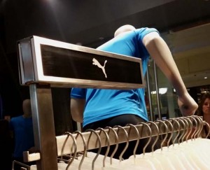 Local y camiseta de Puma